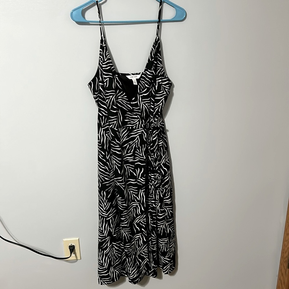 Size M Nine West wrap dress. Never worn